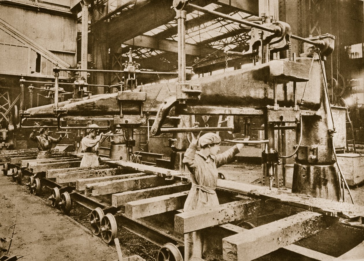 Kvinnelige arbeidere ved en tungmetall våpenfabrikk, av English Photographer