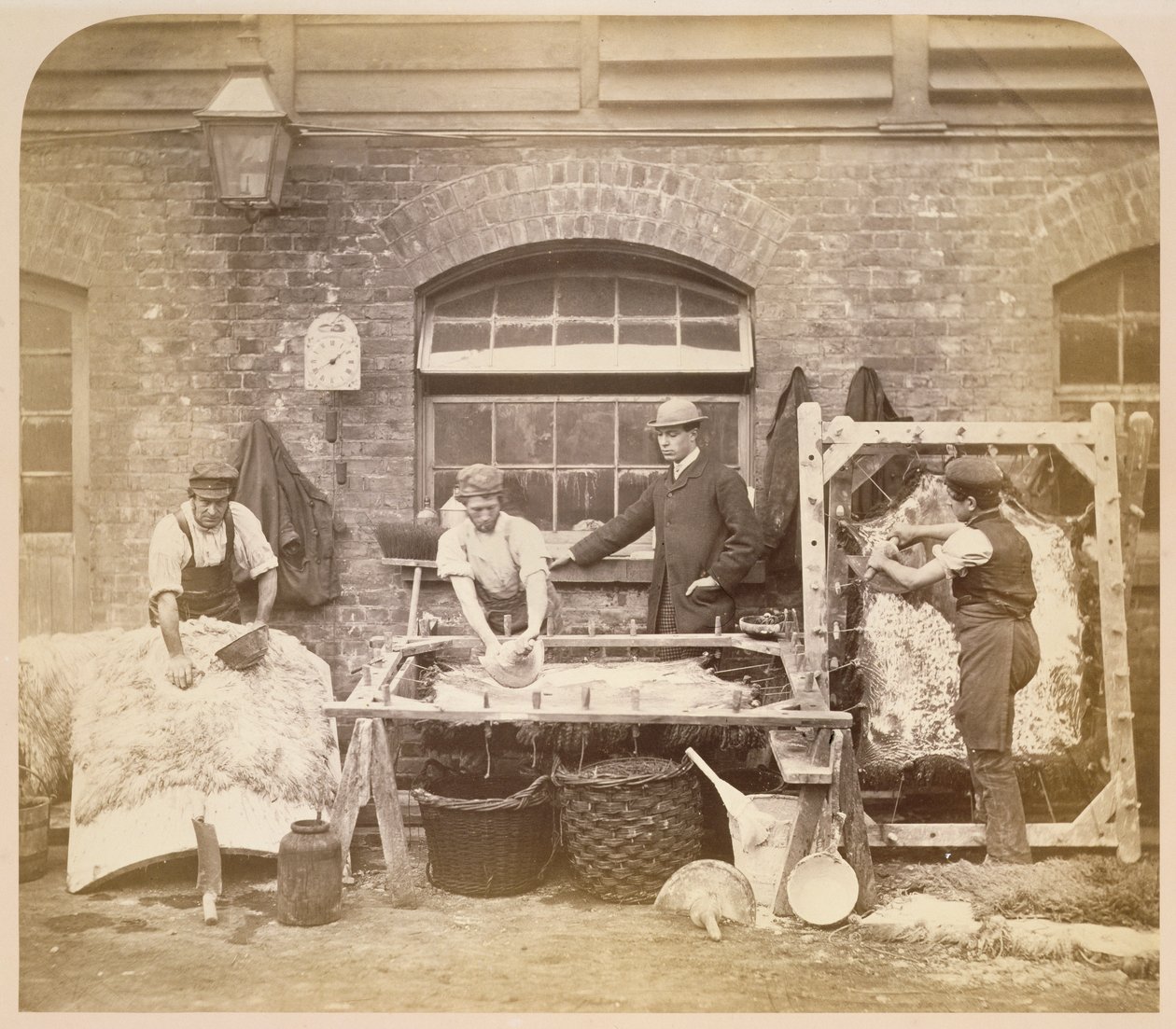 Arbeidere som lager saueskinnstepper, ca. 1861-62 (sepia-bilde) (se også 221845) av English Photographer