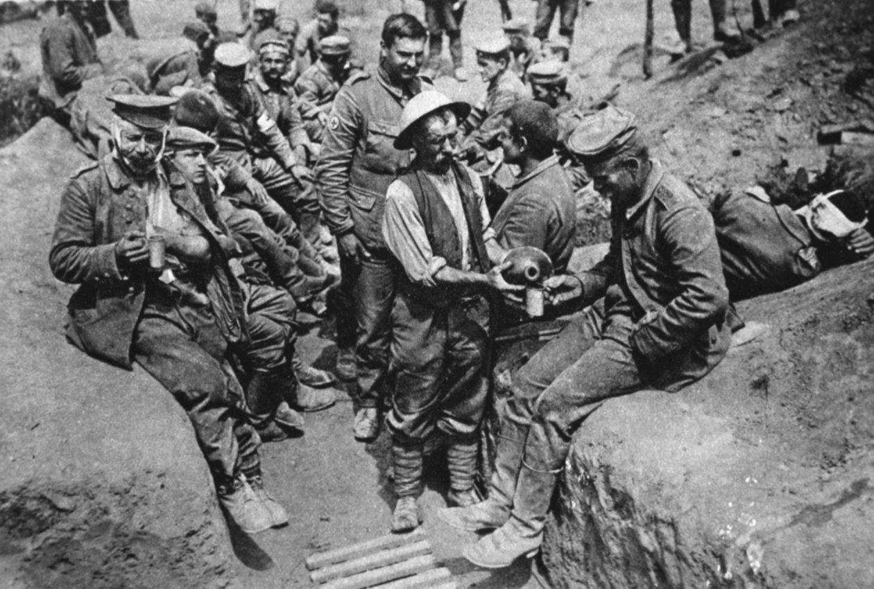 Sårede tyske fanger: en soldat som distribuerer vann, fra The Illustrated War News, 18. august 1916 av English Photographer
