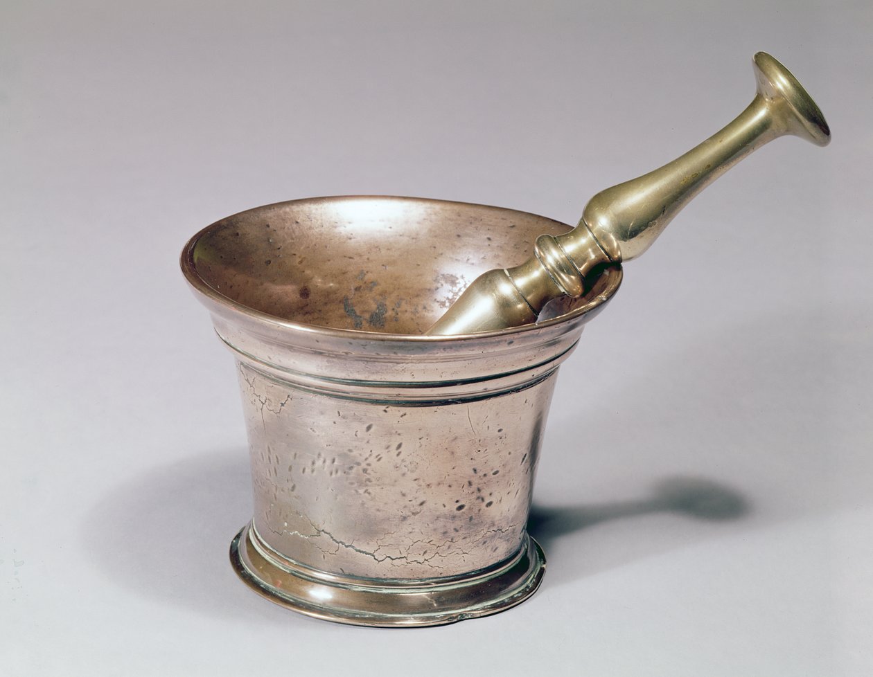Apotekerstøter og morter, tidlig på 1700-tallet (messing og kobber) av English School