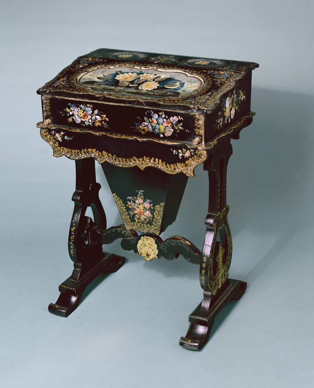 Sybord og skrivebord, ca. 1865 (papirmache) av English School