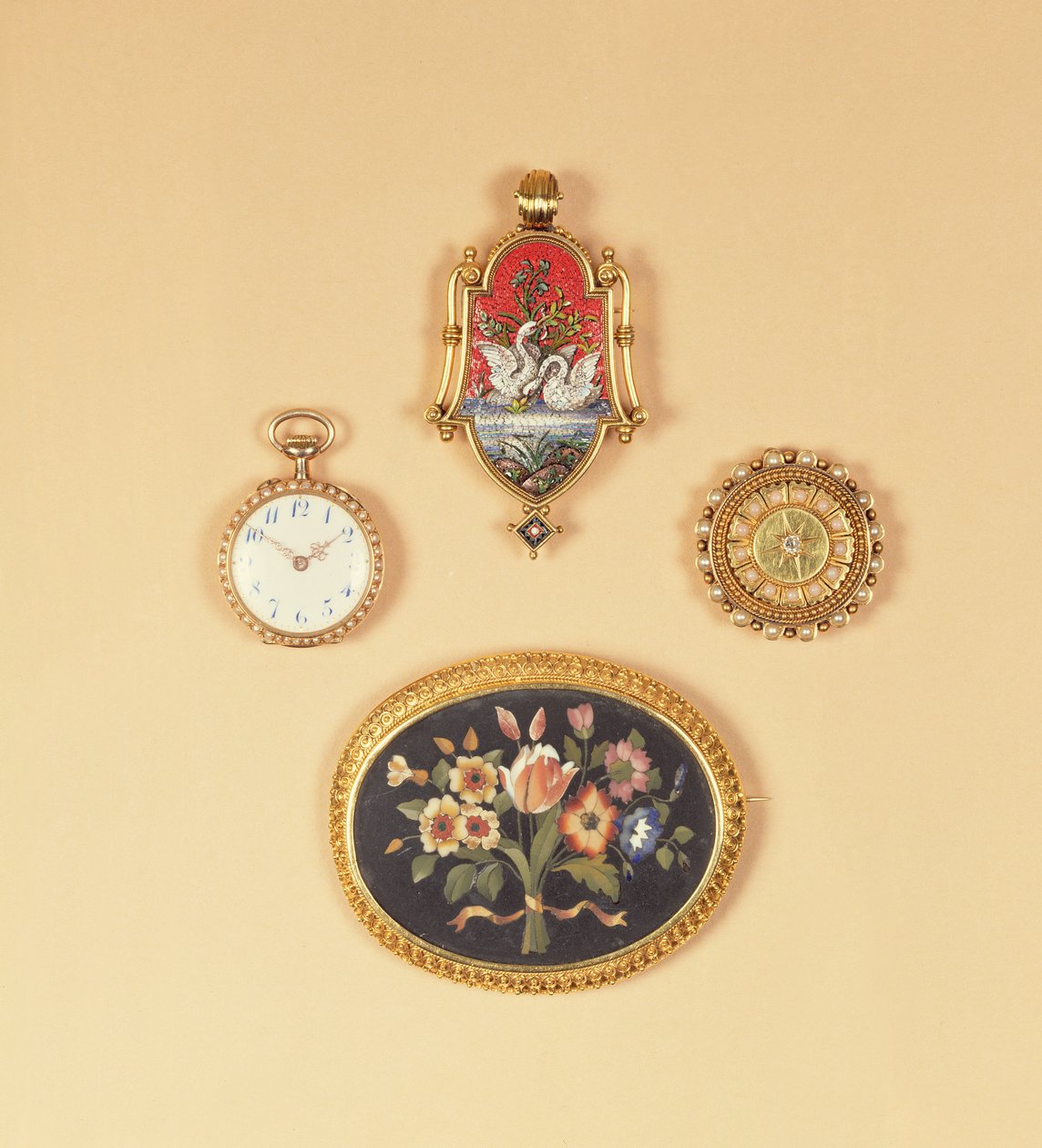 Split pearl fob-klokke (foran og bak); Viktoriansk mikro-mosaikk brosje; Viktoriansk pietra-dura brosje av English School
