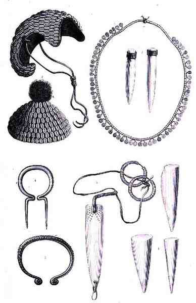 Leppeplugger i stein, halskjeder, Jar stamme armbind, Shuli hodeplagg, fra The History of Mankind, Vol.1, av Prof. Friedrich Ratzel, 1896 av English School