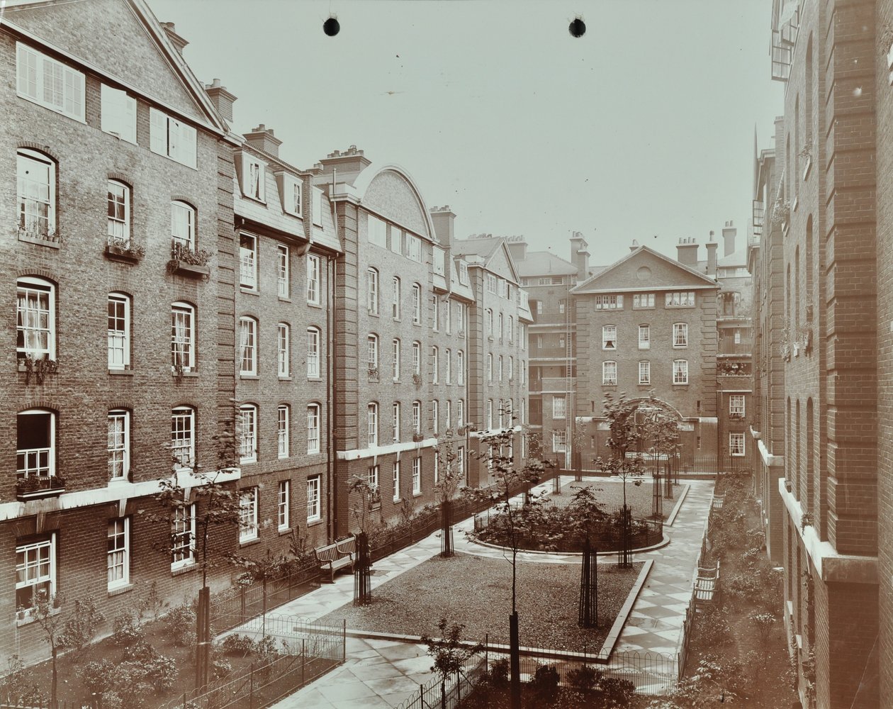 Bourne Estate: formell gårdsplasshage, London av English Photographer