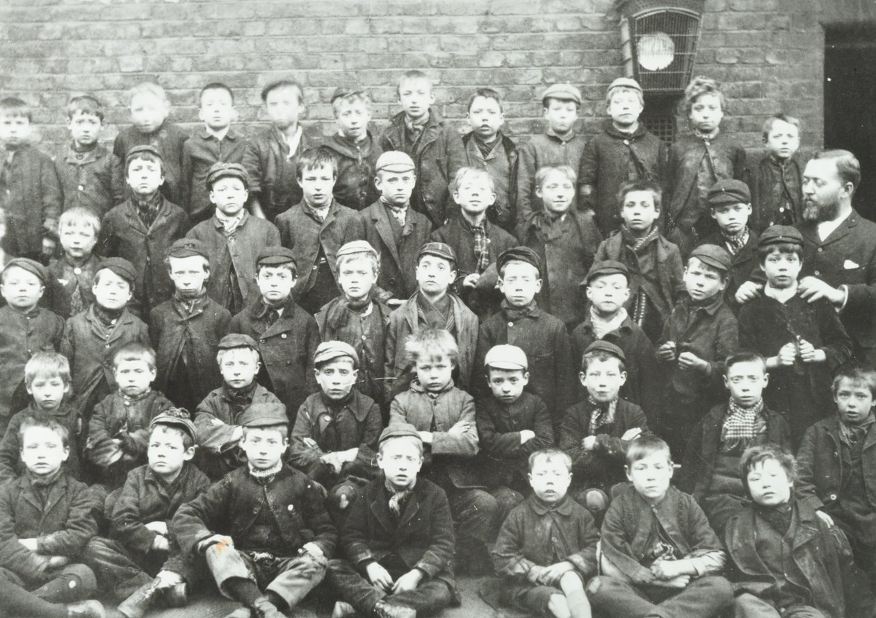 Chaucer Street School: guttegruppe, 1895 av English Photographer