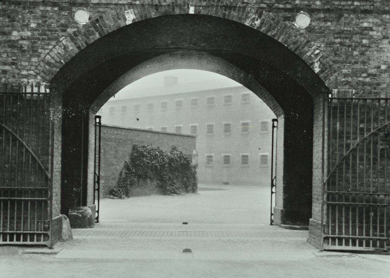 Millbank Prison: buegang, inngang, 1885 av English Photographer