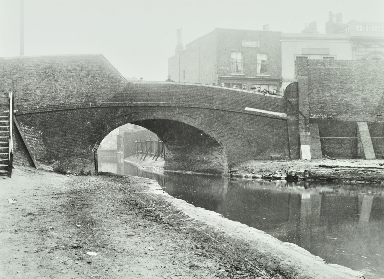 Old Victory Bridge, 1895 av English Photographer