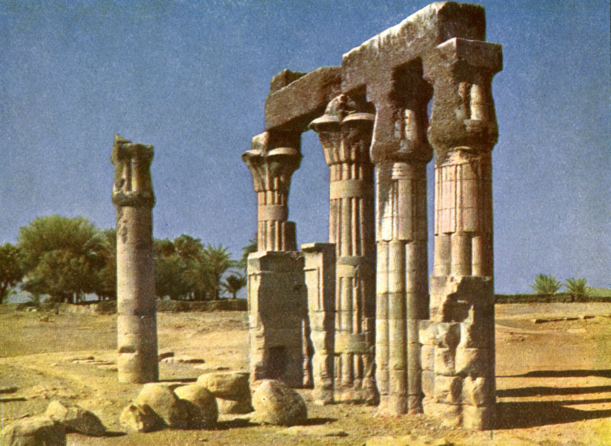 Ødelagt tempel i Medamut, Egypt av English Photographer
