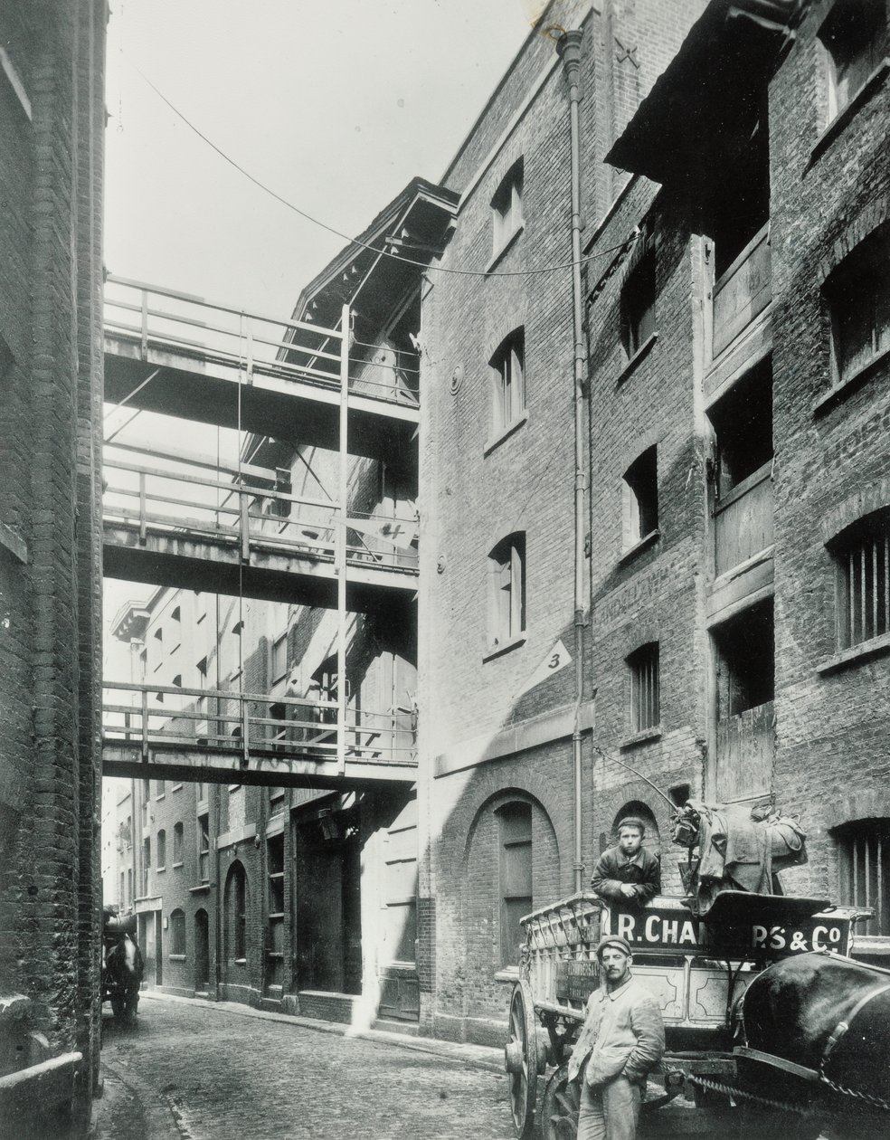 Shad Thames, London, 1890 av English Photographer