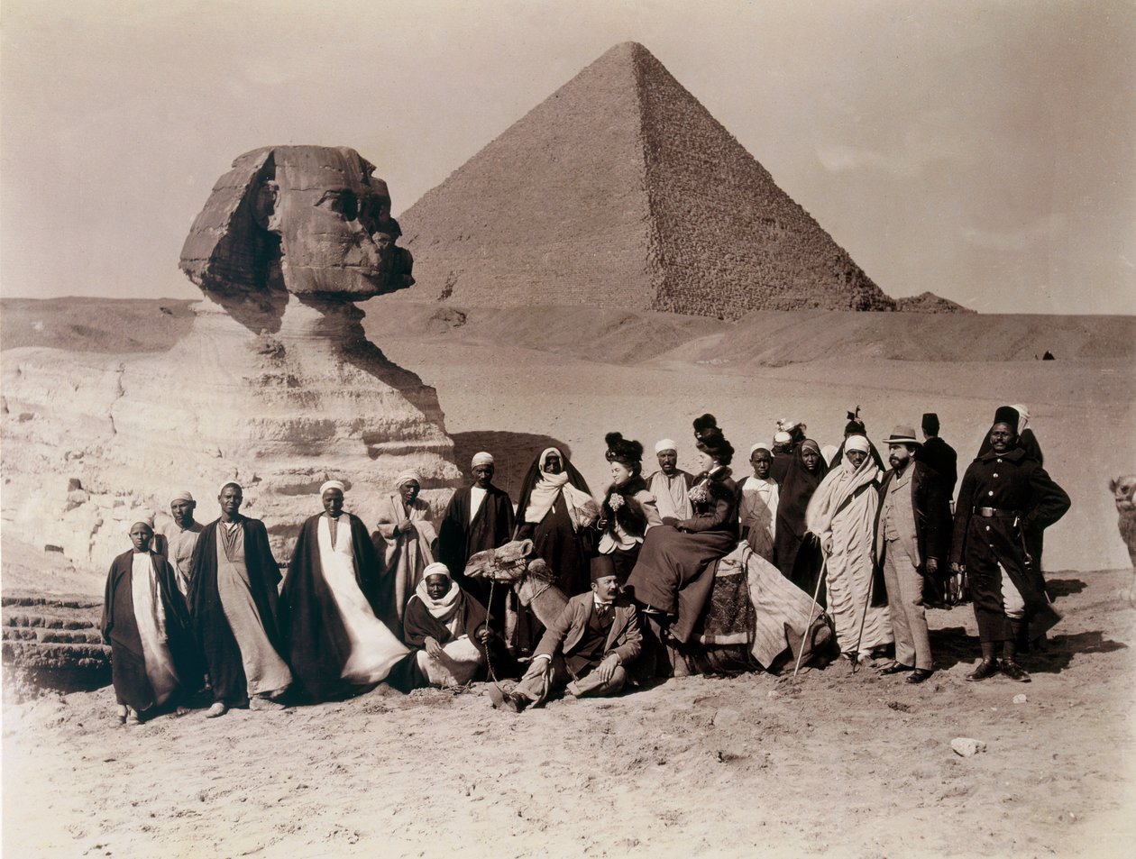 Turister som besøker sfinxen i Giza. av English Photographer