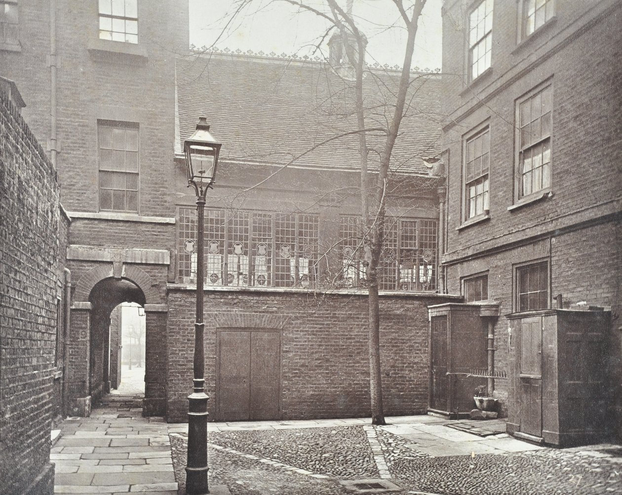 View of Barnards Inn, 1879 av English Photographer