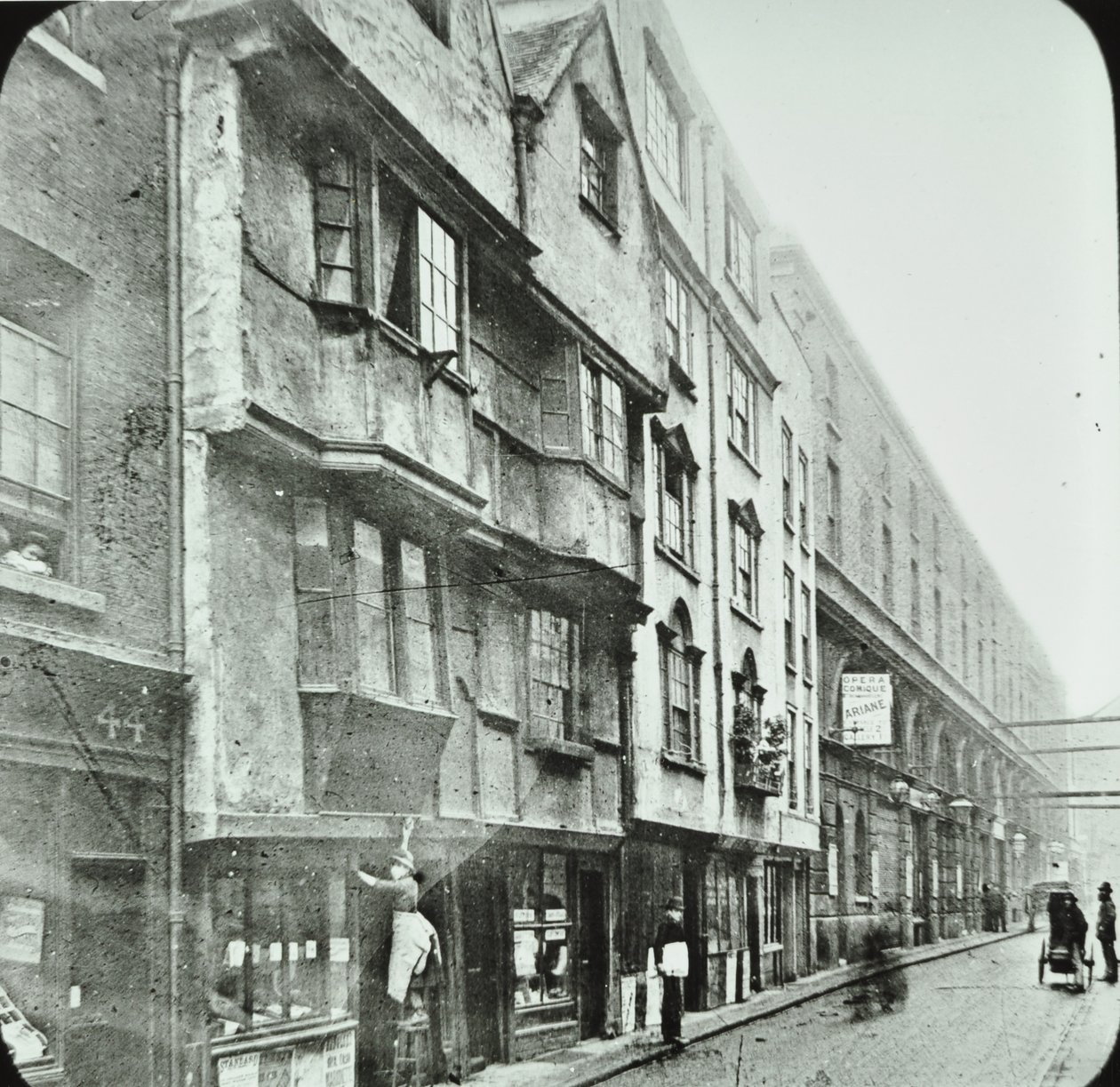 Wych Street, Westminster LB: ser vestover, 1890 av English Photographer
