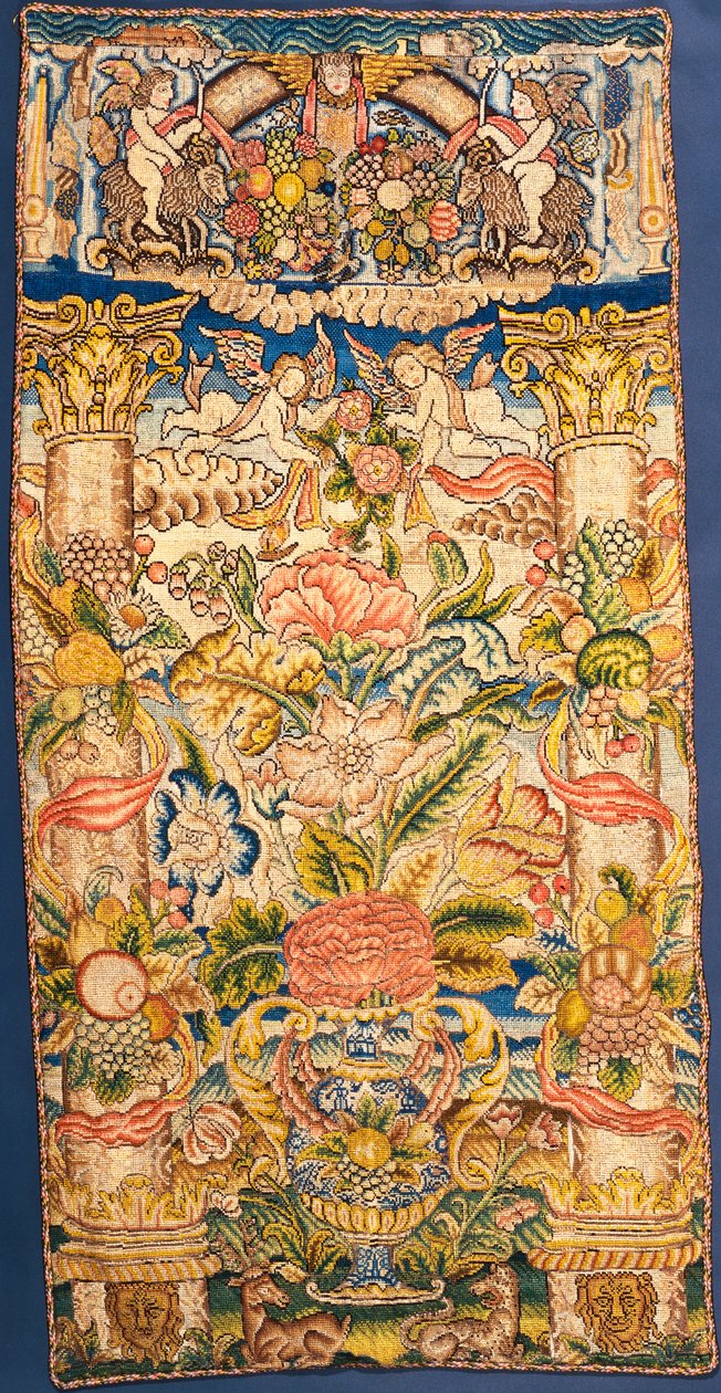 En brodert hengende i farget silke av English School