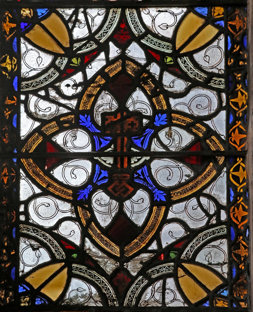 Vindu n4 som viser grisaille & St Peter-emblem av English School