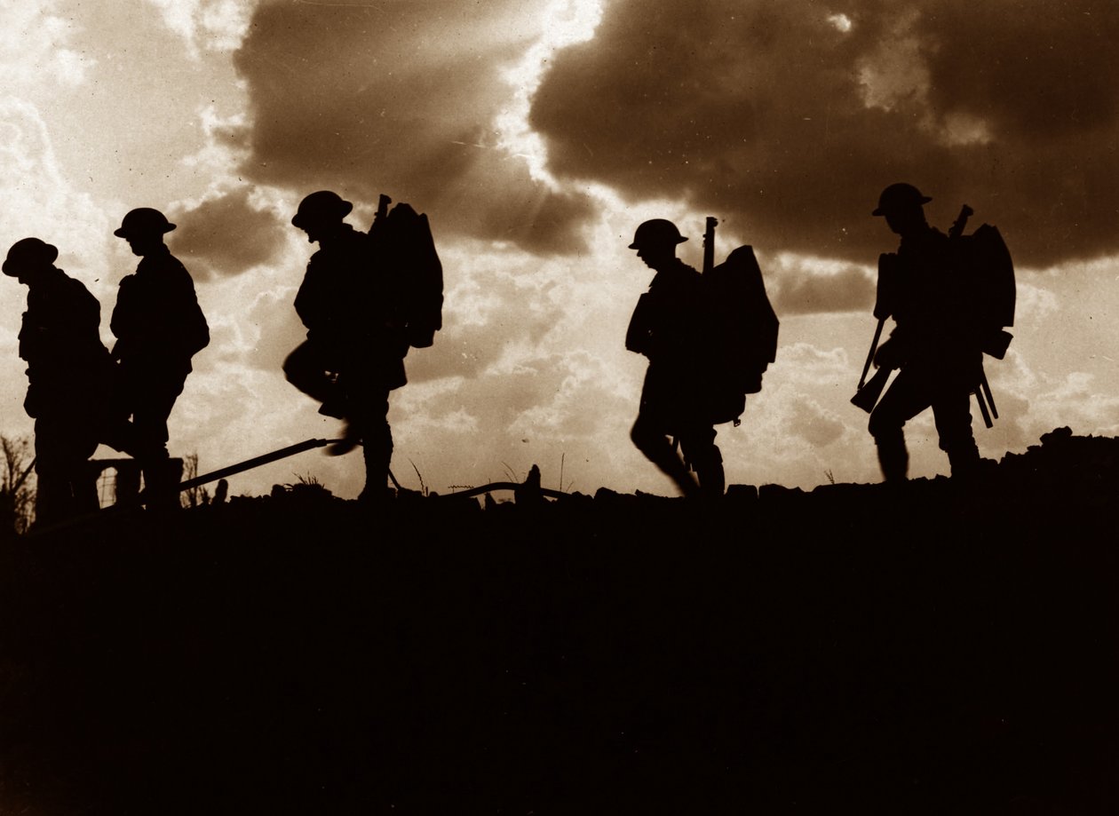 Menn fra 8. bataljon, East Yorkshire Regiment går opp til linjen nær Frezenberg under det tredje slaget ved Ypres, 5. oktober 1917 av Ernest Brooks