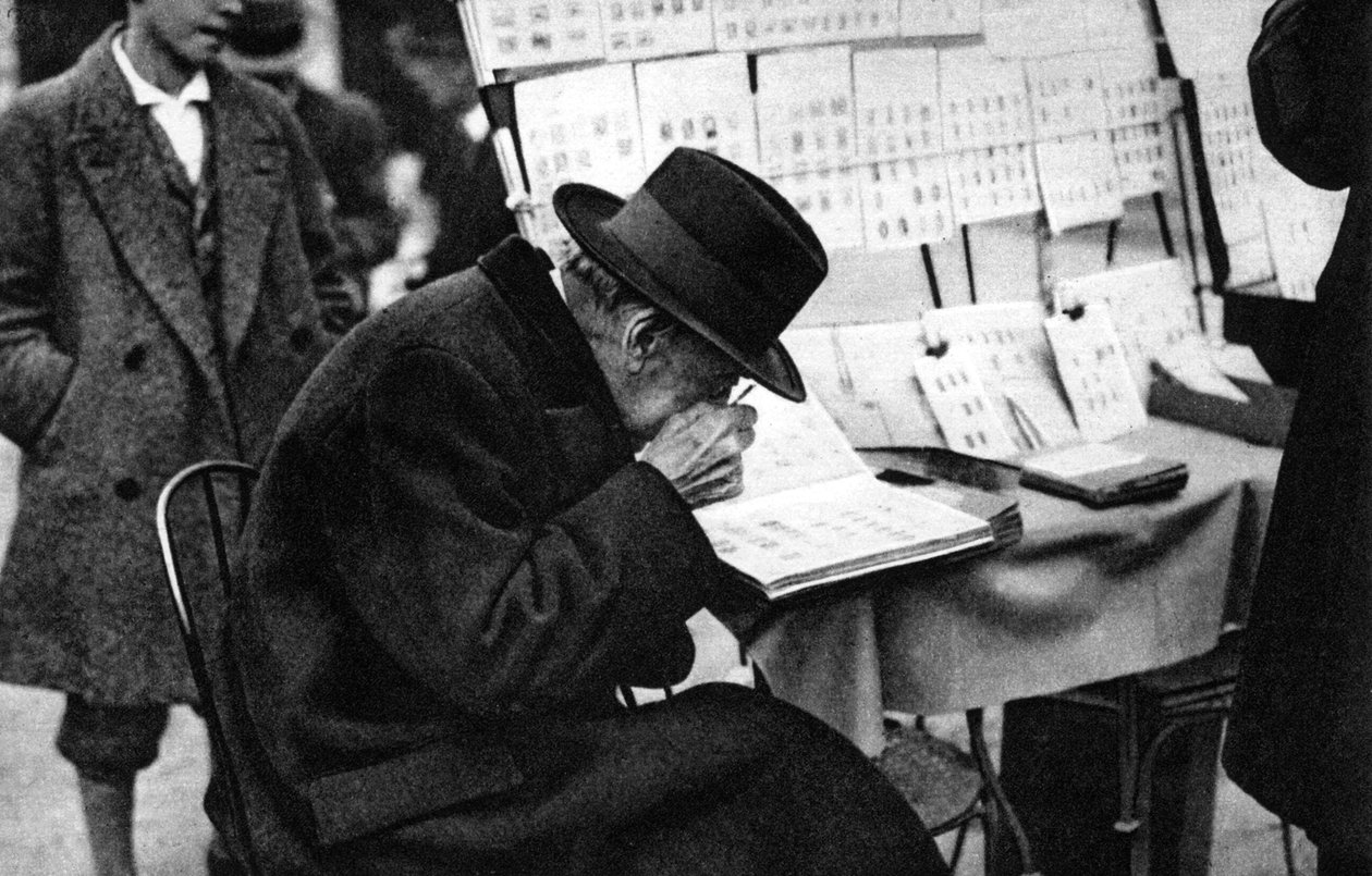 En gammel frimerkekjøper, Paris, 1931. av Ernest Flammarion