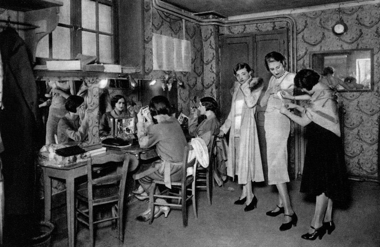 Modeller hos en stor dressmaker, Paris, 1931 av Ernest Flammarion
