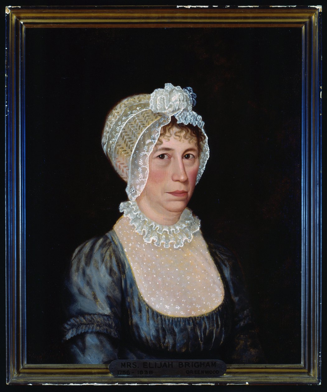 Halvlangt portrett av Sarah Ward Brigham iført en kjole med lav snitt med blondedetaljer og en blonderhette. av Ethan Allen Greenwood