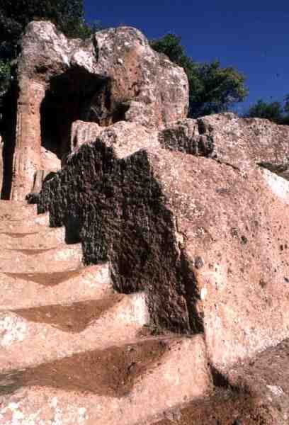 Rester av nekropolis (bilde) av Etruscan Etruscan