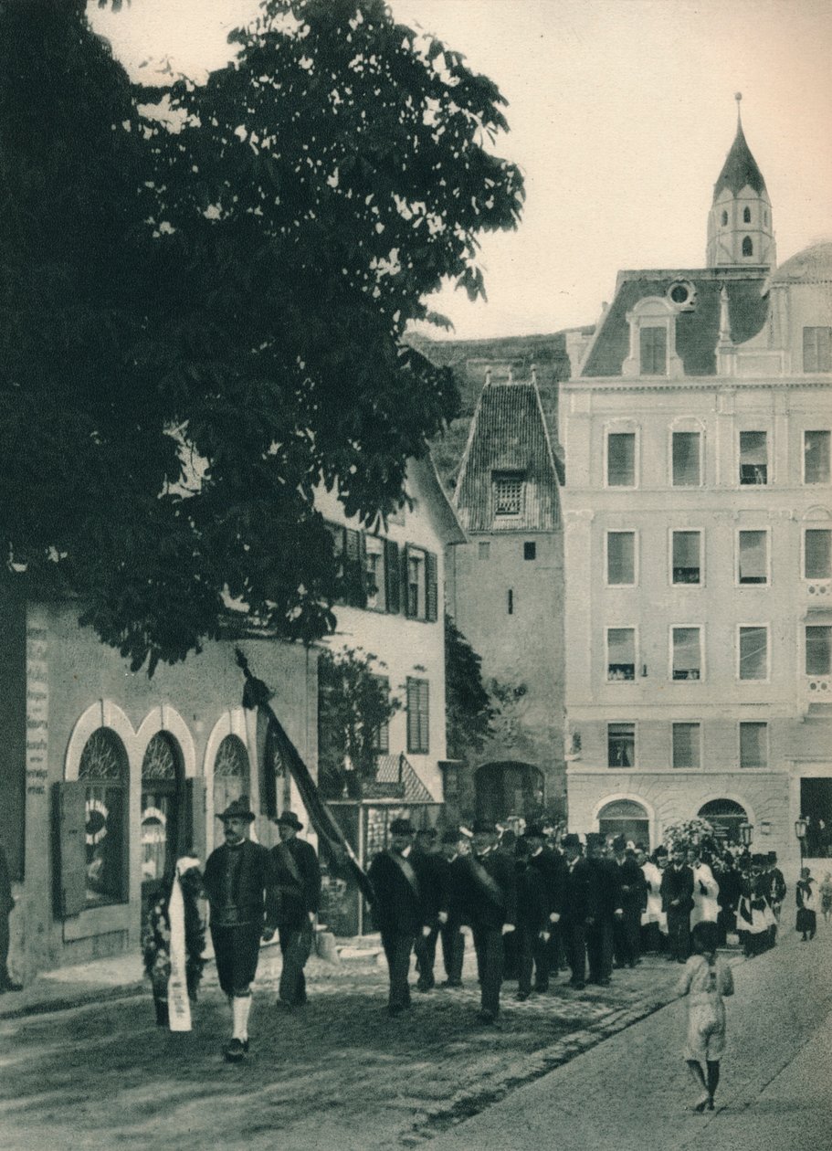 Begravelsesprosesjon, Merano, Sør-Tirol, Italia, 1927 av Eugen Poppel