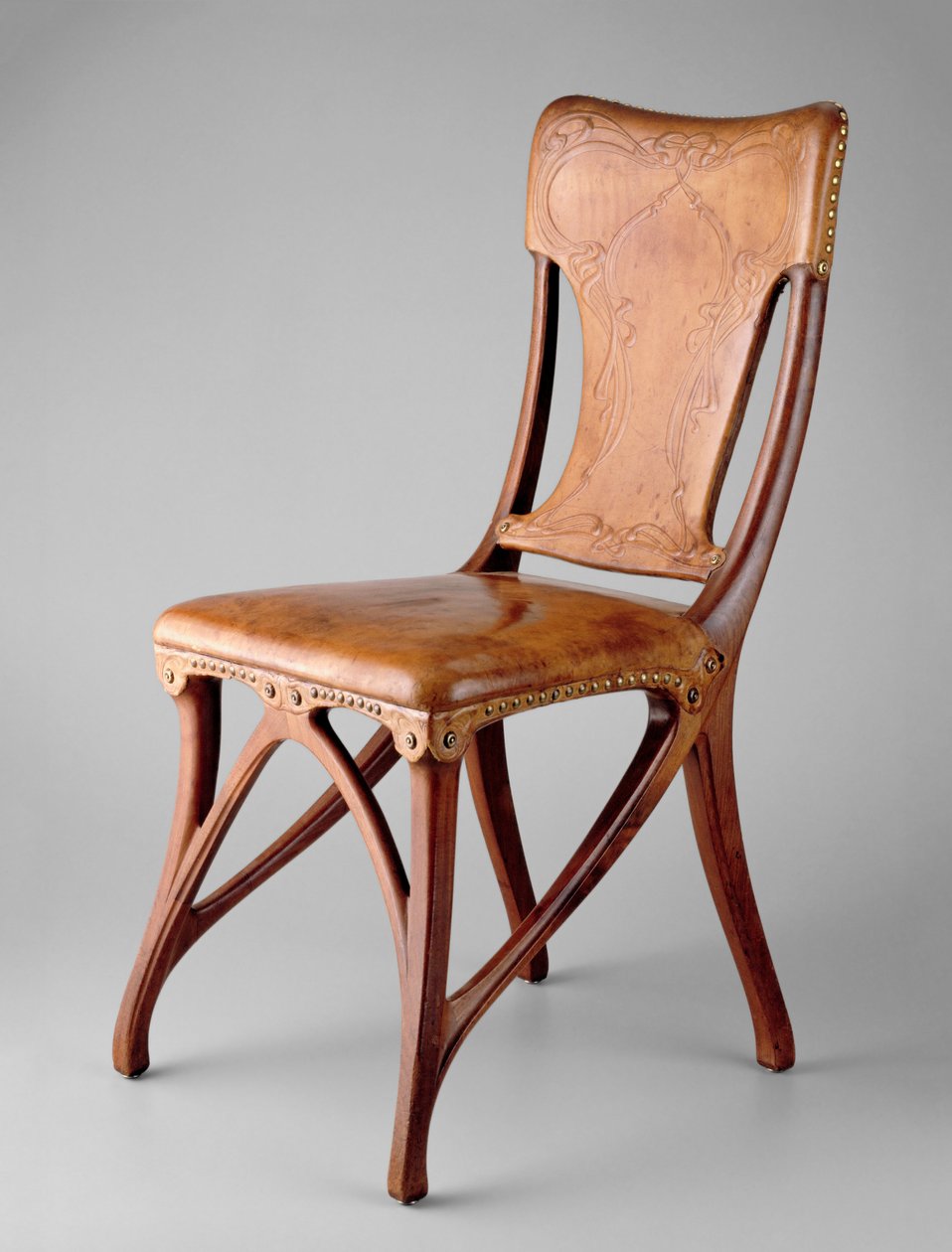 Sidestol, 1900 (valnøtt, lær og messingstifter) av Eugene Gaillard