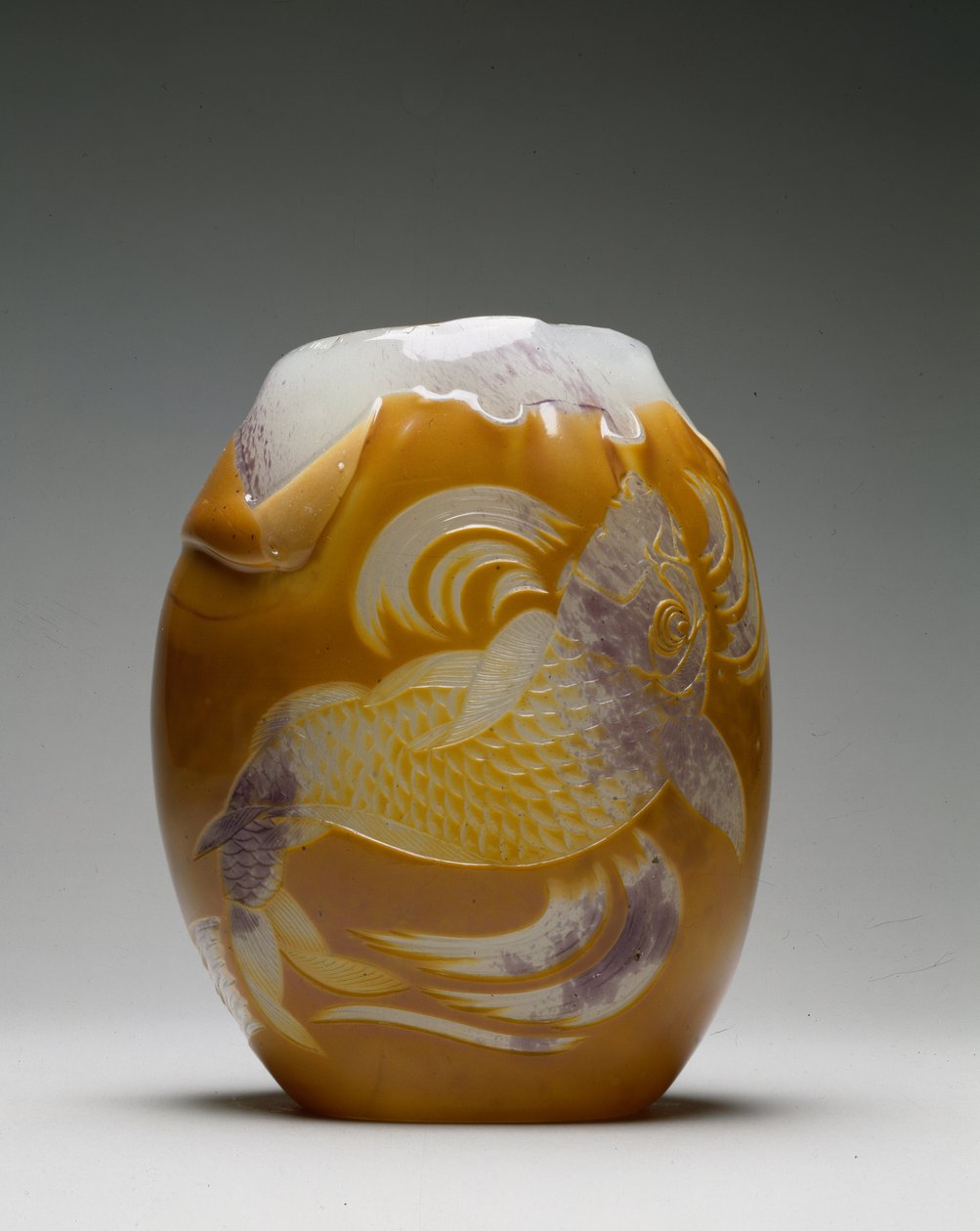 Karpevase, 1788-84 (lagdelt og gravert glass) av Eugène Rousseau