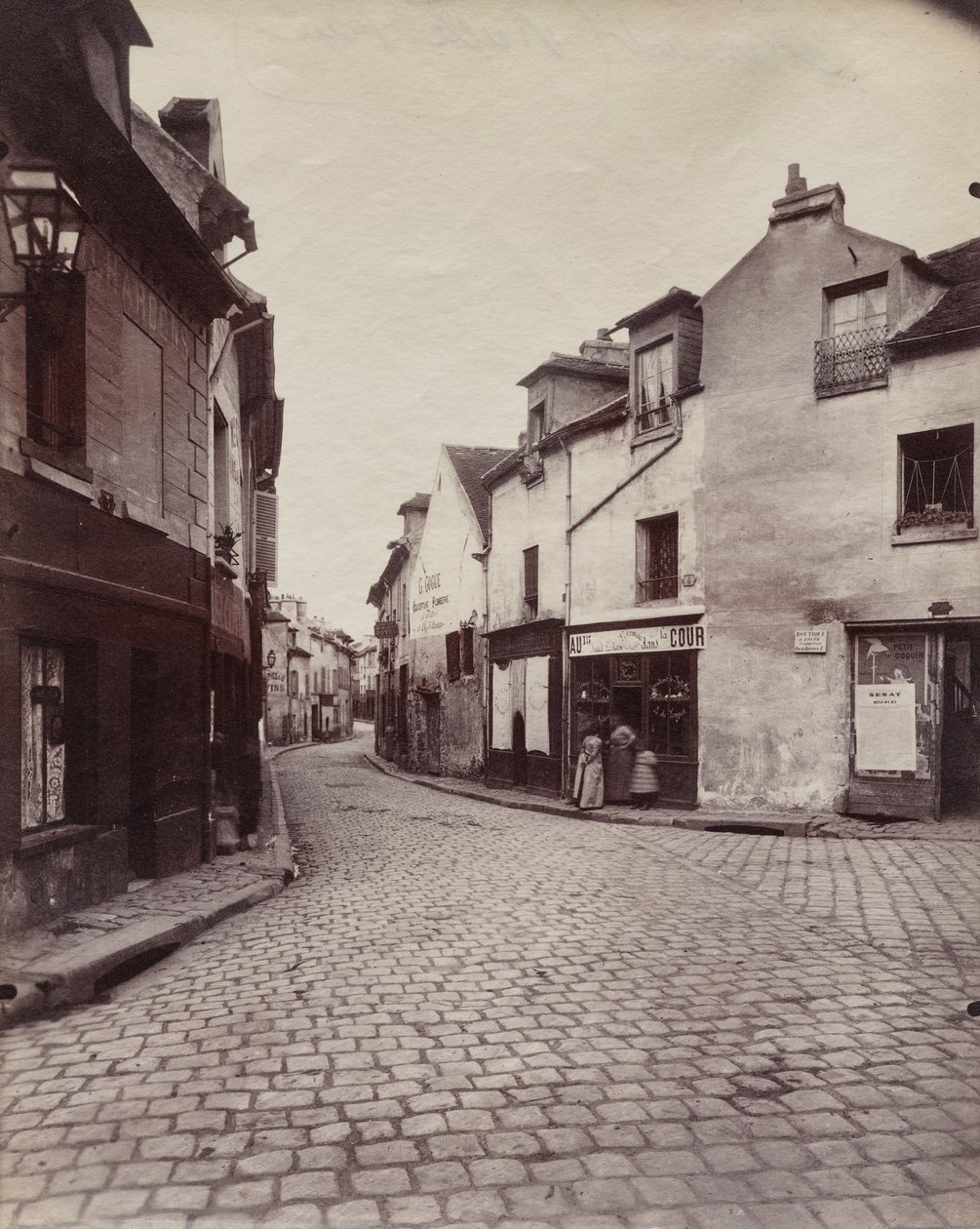 Clamart (Old Street) av Eugène Atget