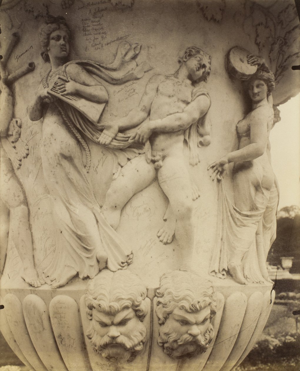 Detalj av en vase i Versailles, 1906 av Eugène Atget