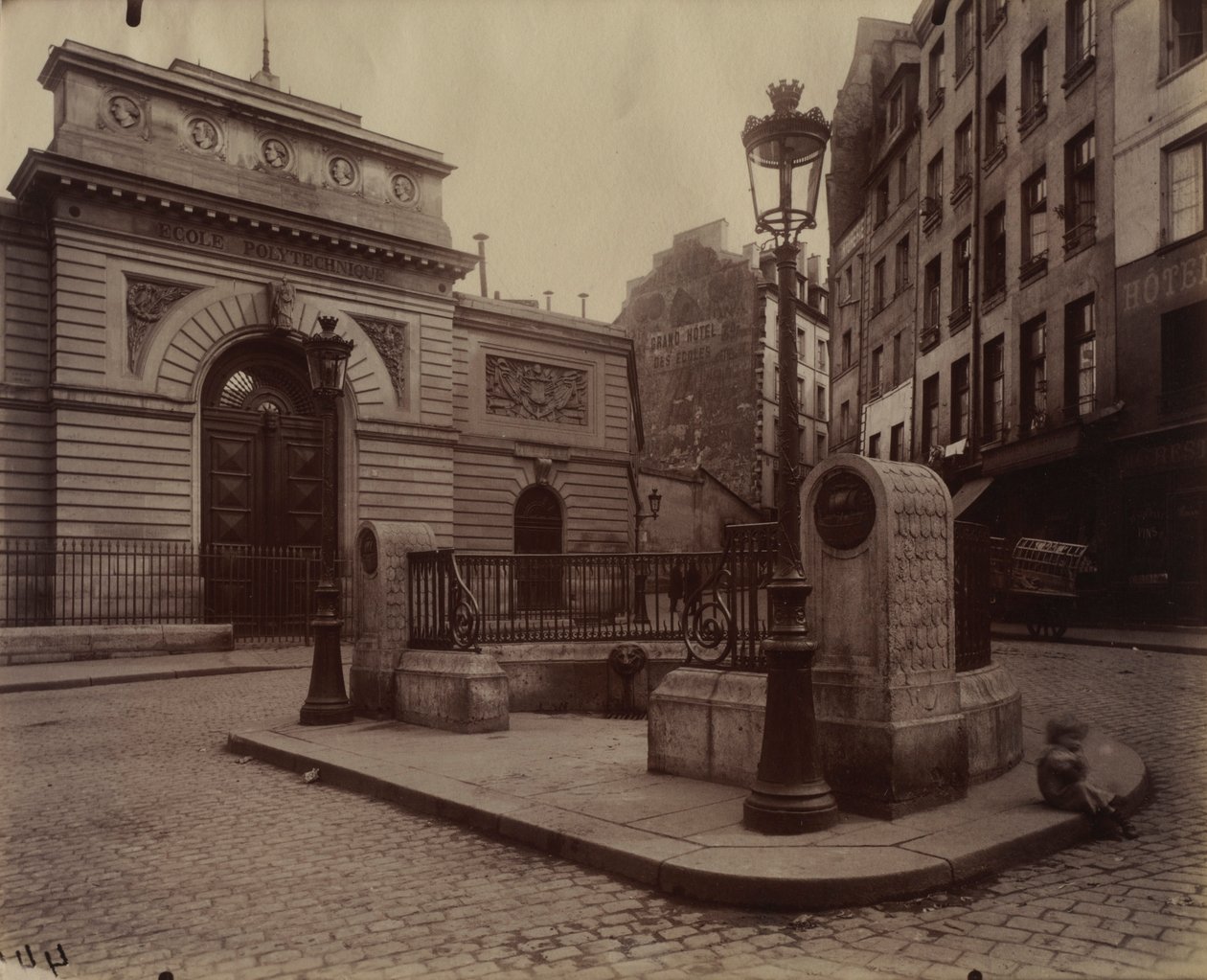 Fontenen til LÉcole Polytechnique, 1902. av Eugène Atget