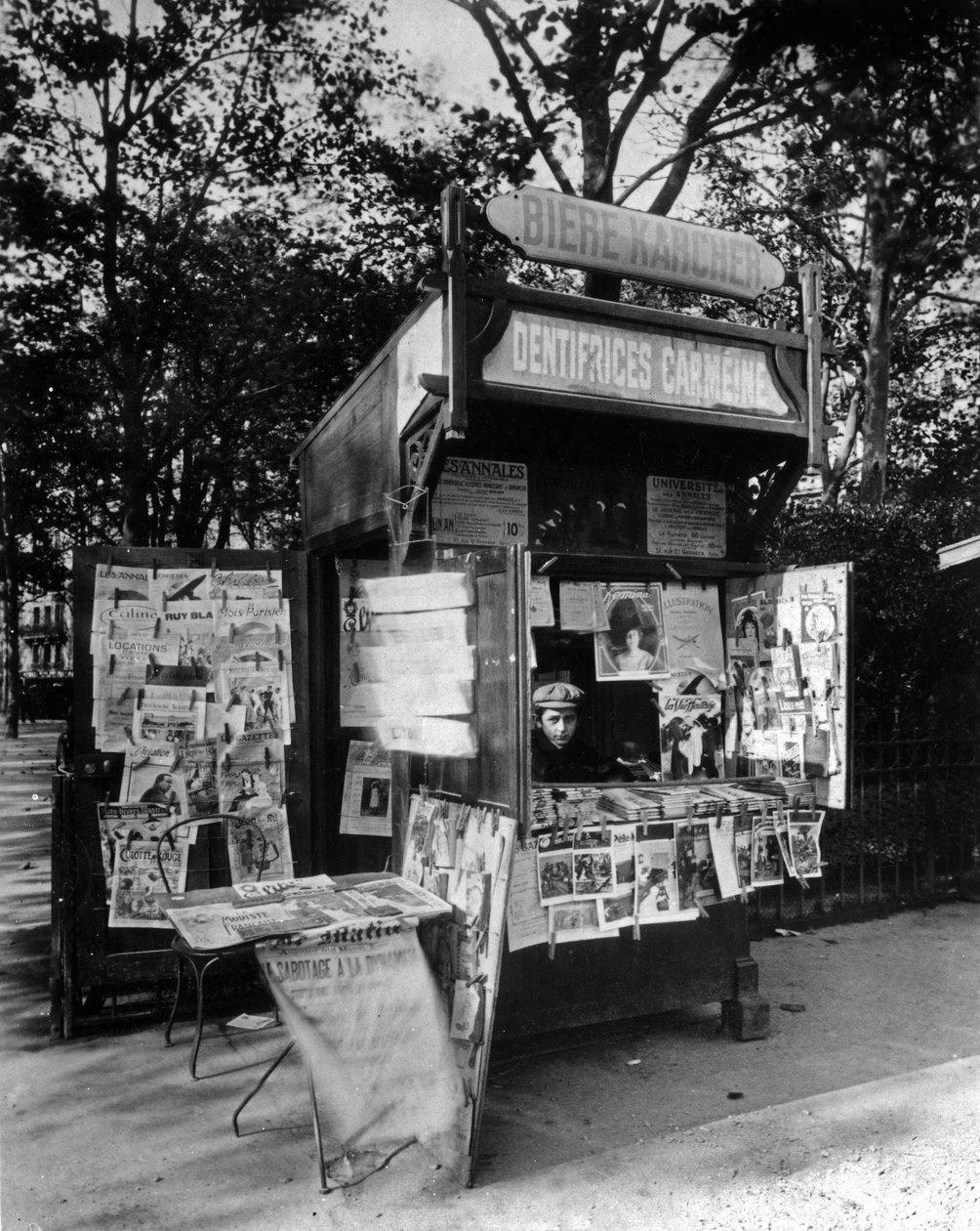 Kiosk i Paris, ca. 1910 (s/hvitt-bilde) av Eugène Atget
