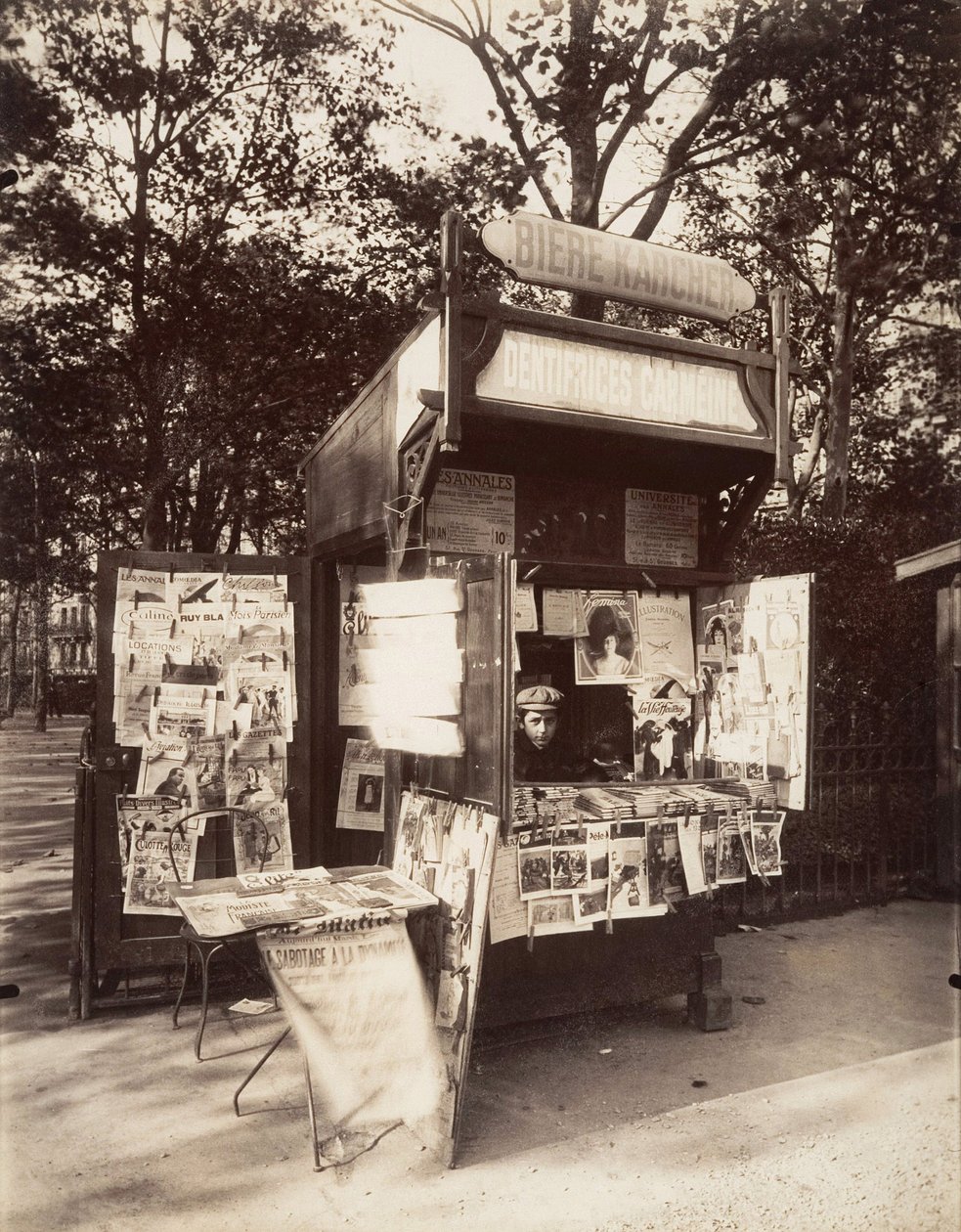 Kiosk i Paris, ca. 1910 (sepia-bilde) av Eugène Atget