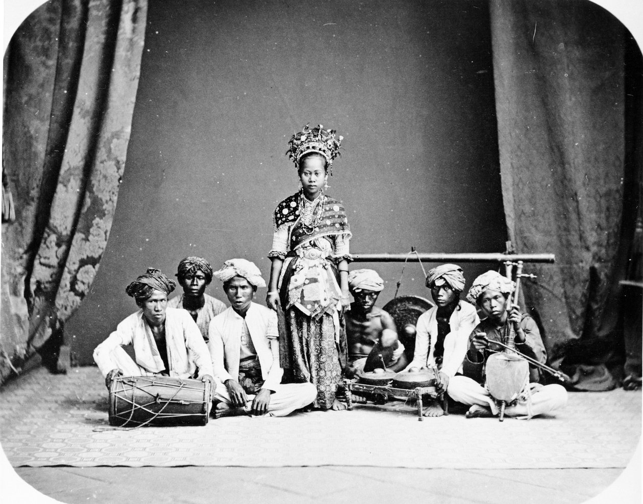 Batavisk dansepike, ca. 1870-tallet av European Photographer