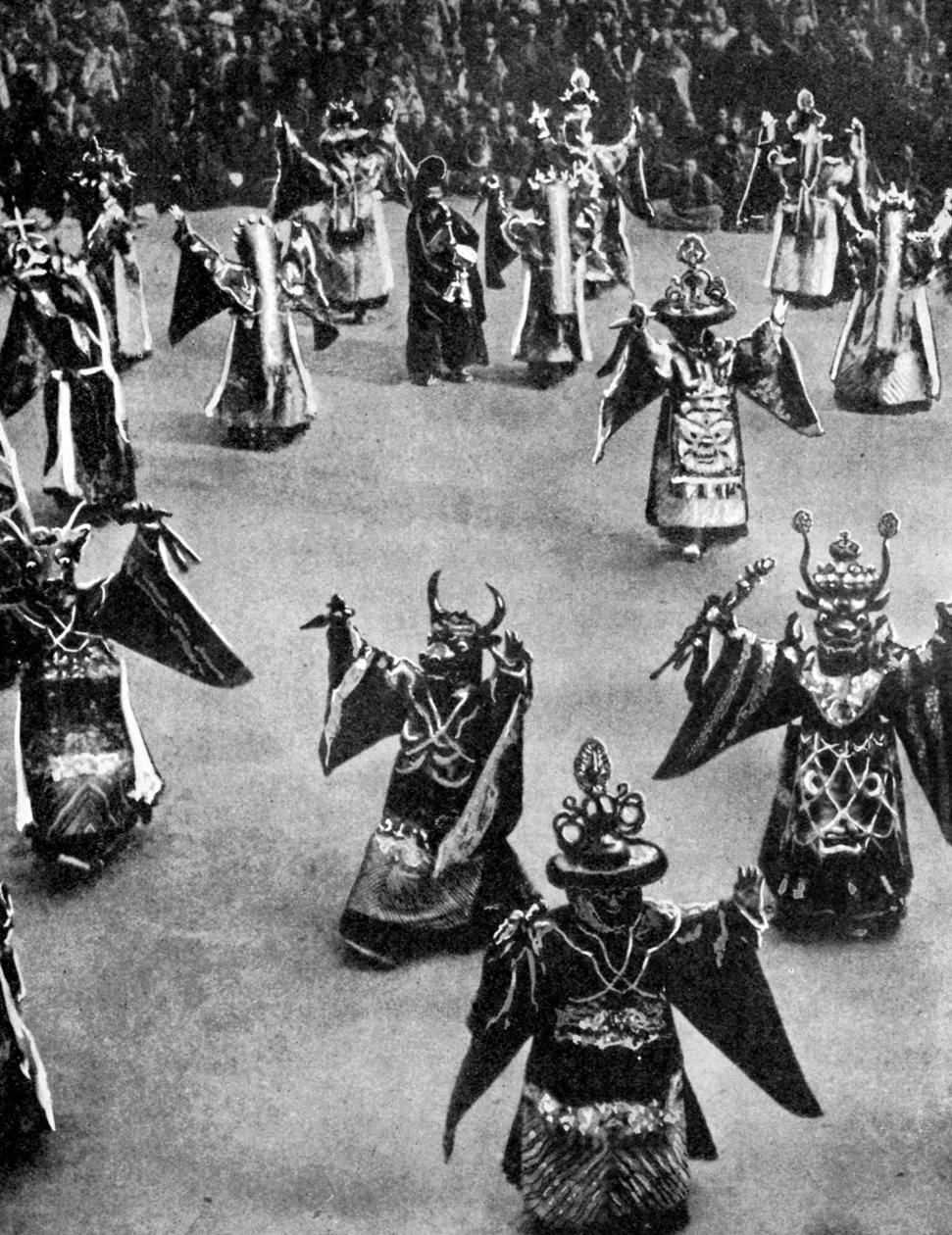 Maskerte dansere, Tibet, 1936. av Ewing Galloway