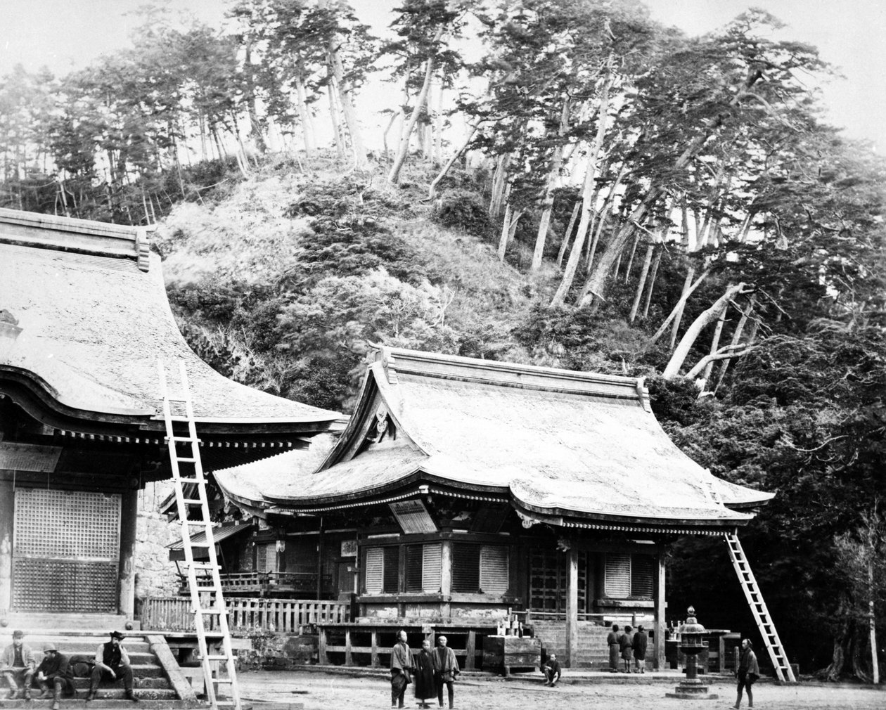 Et Kamakura-tempel, ca. 1867 av Felice Beato