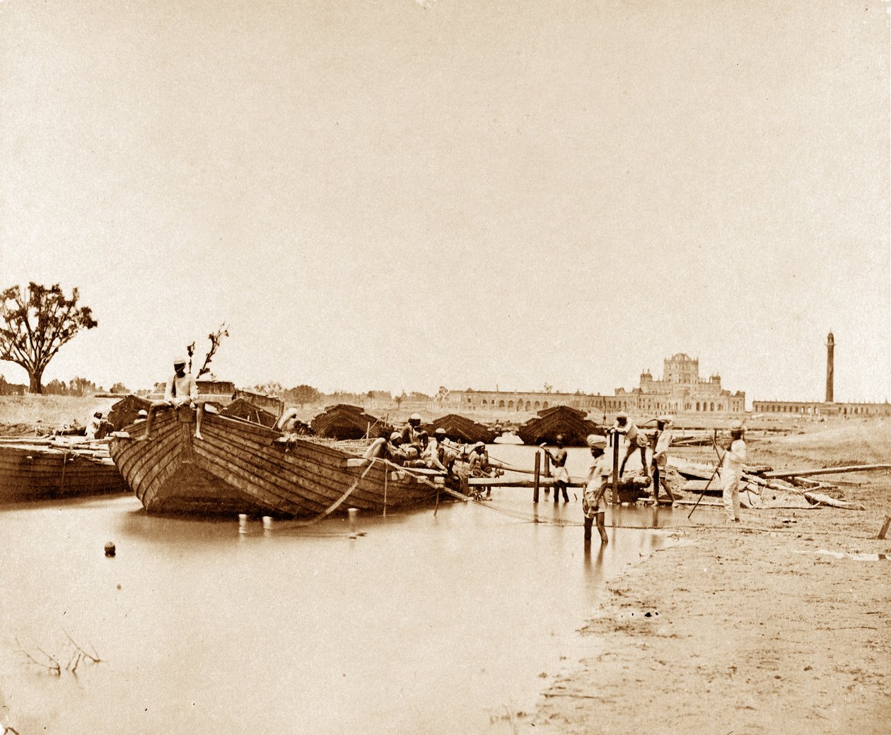 Bridge of Boats over Gomptee, Lucknow av Felice Beato