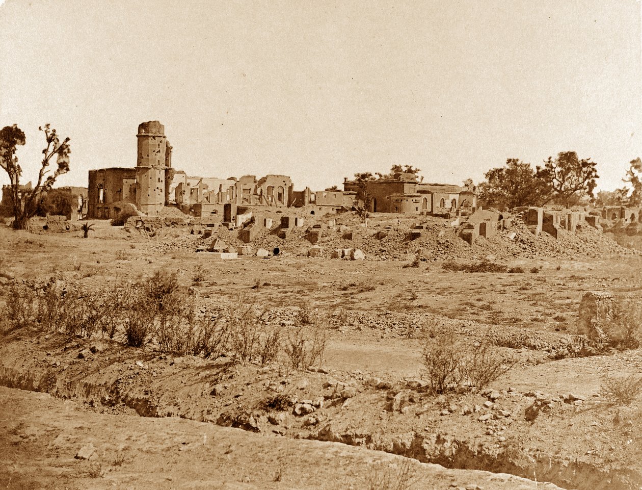 Kirkegården og Residency in the Distance, Lucknow av Felice Beato