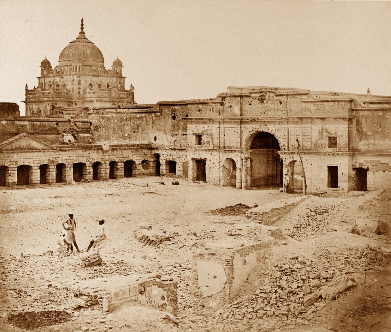 Stedet der Gen Neil ble drept i den kinesiske basaren, Lucknow av Felice Beato