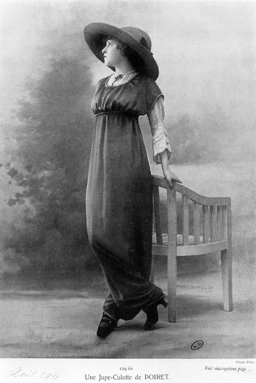 Et delt skjørt av Paul Poiret (1879-1944) april 1911 av Felix Studio