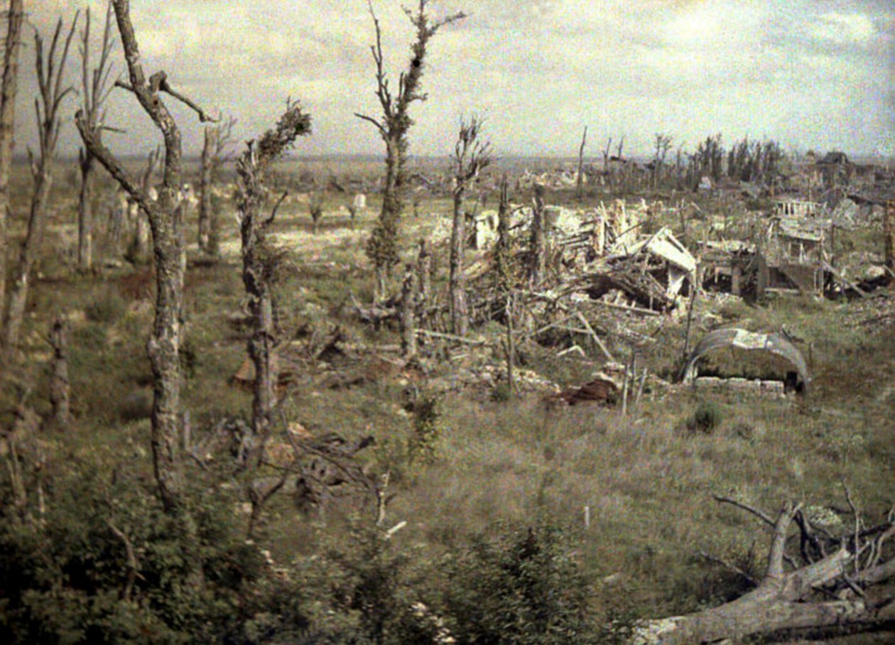 Et område nær slottet med bygninger og trær skadet av artilleriild, Chaulnes, Somme, Frankrike, 1917 (autokrom) av Fernand Cuville
