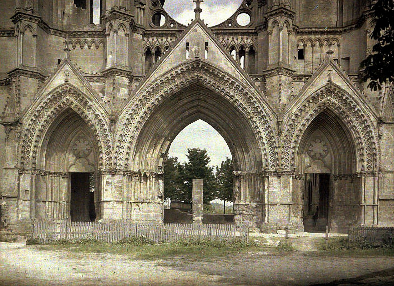 Bombeskader på Cathedrale Saint-Gervais-et-Saint-Protais, Soissons, Aisne, Frankrike, 1917 (autokrom) av Fernand Cuville