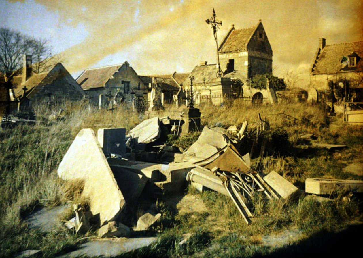 Kirkegård med skadede graver, Thiescourt, Oise, Frankrike, 1917 (autokrom) av Fernand Cuville