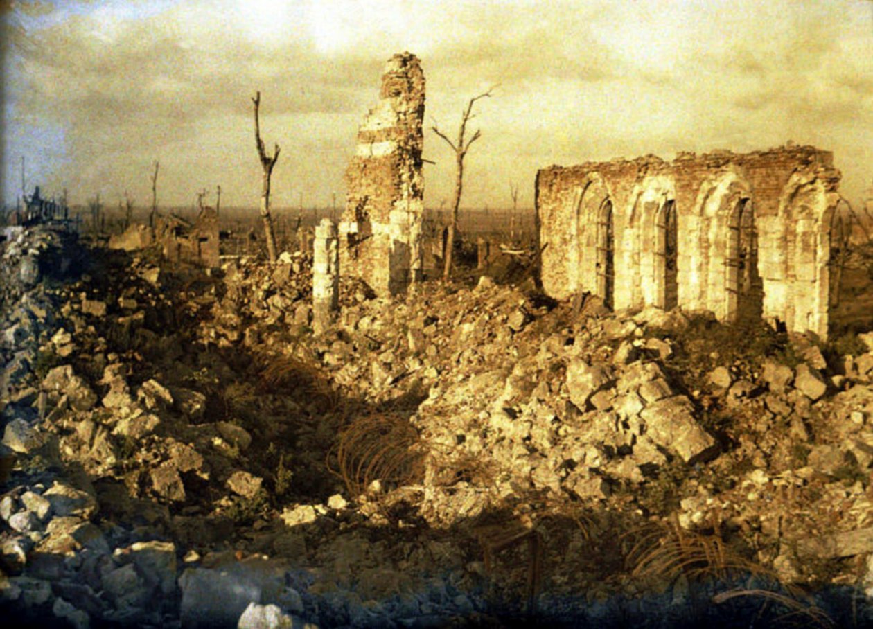 Kirke skadet under krigen, Chaulnes, Somme, Frankrike, 1917 (autokrom) av Fernand Cuville