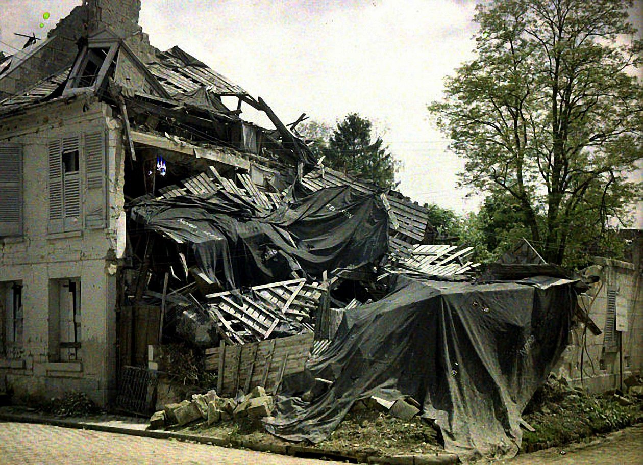 Hjørne av rue des Minimes, Soissons, Aisne, Frankrike, 1917 (autokrom) av Fernand Cuville