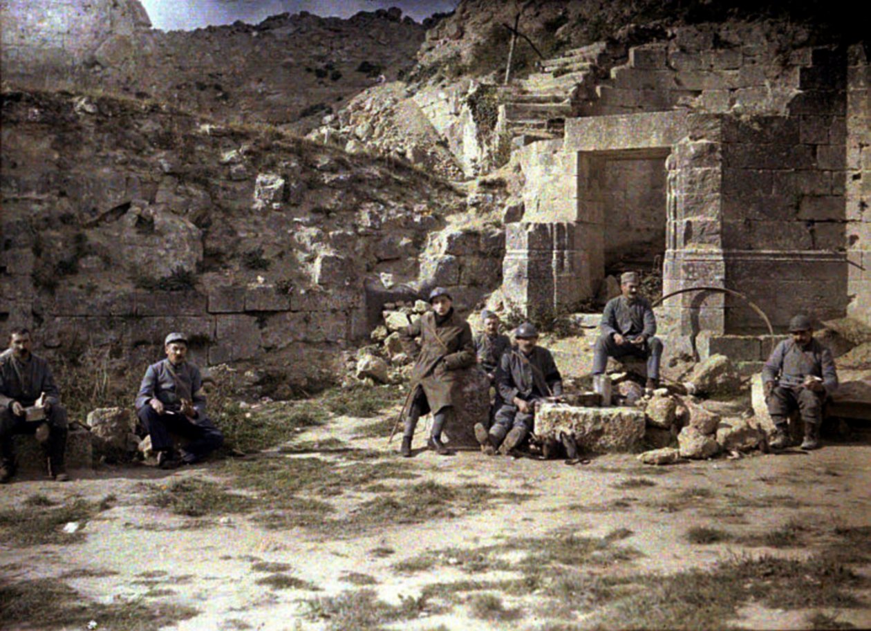 Franske soldater spiser lunsj, Coucy-le-Chateau-Auffrique, Aisne, Frankrike, 1917 (autokrom) av Fernand Cuville