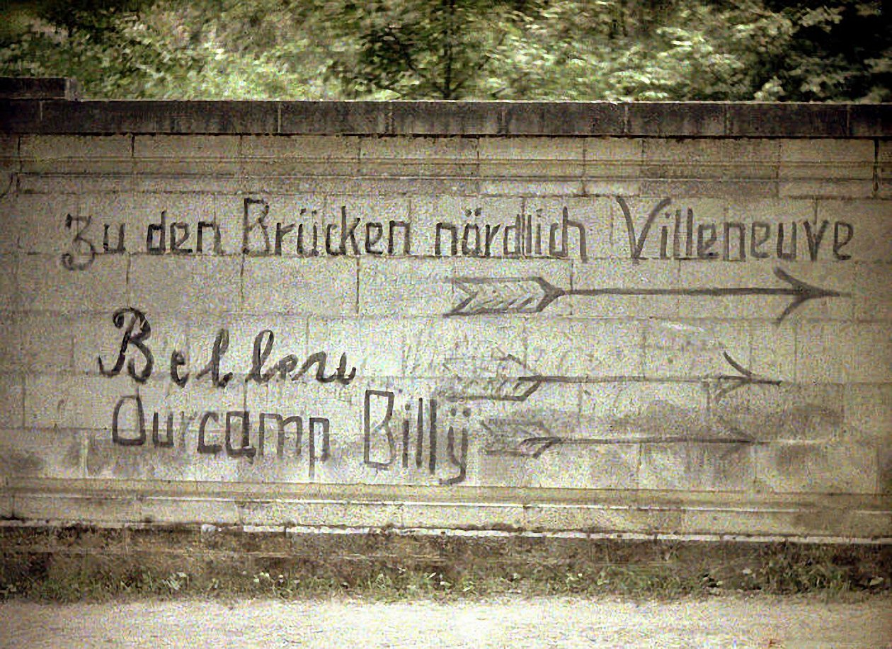 Tyske og engelske inskripsjoner på en vegg, Soissons, Aisne, Frankrike, 1917 (autokrom) av Fernand Cuville