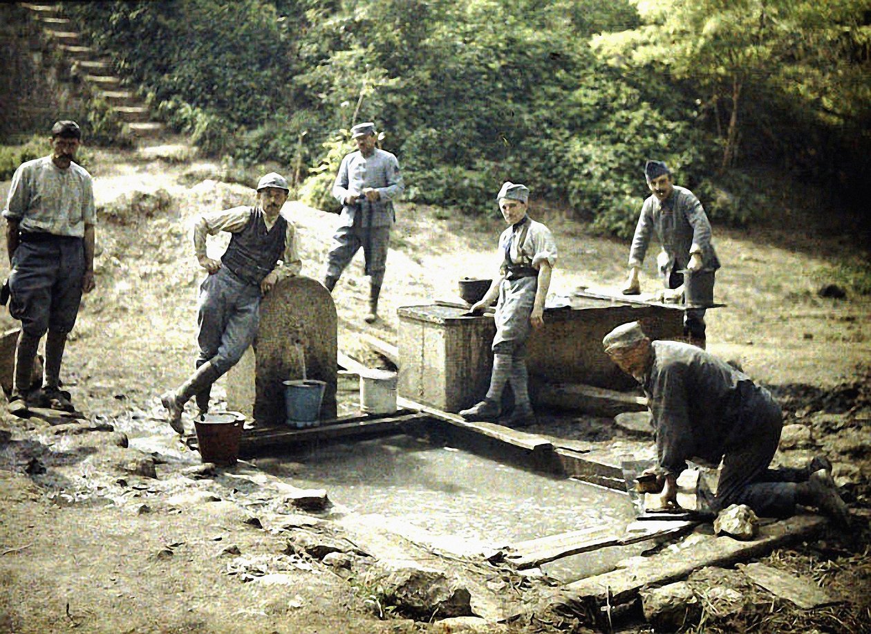 Seks franske soldater med bøtter og klesvask ved en fontene, Soissons, Aisne, Frankrike, 1917 (autokrom) av Fernand Cuville