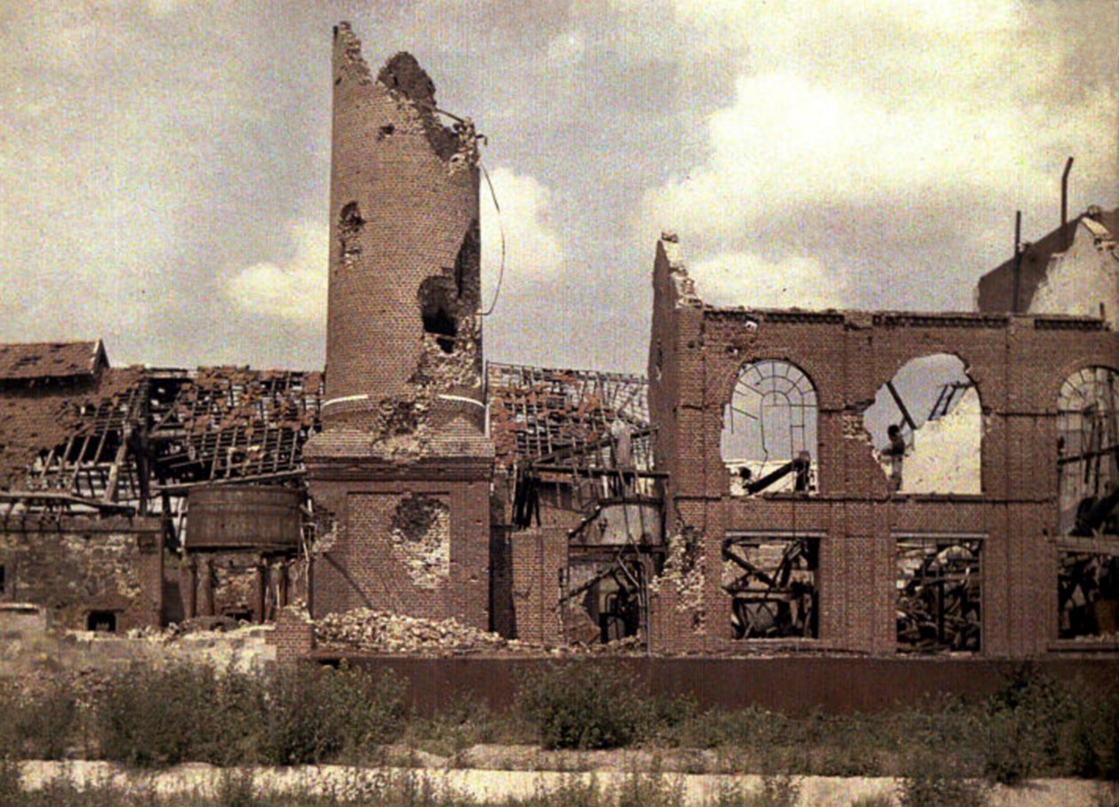 Det ødelagte destilleriet etter tyskernes retrett, Bucy-le-Long, Aisne, Frankrike, 1917 (autokrom) av Fernand Cuville
