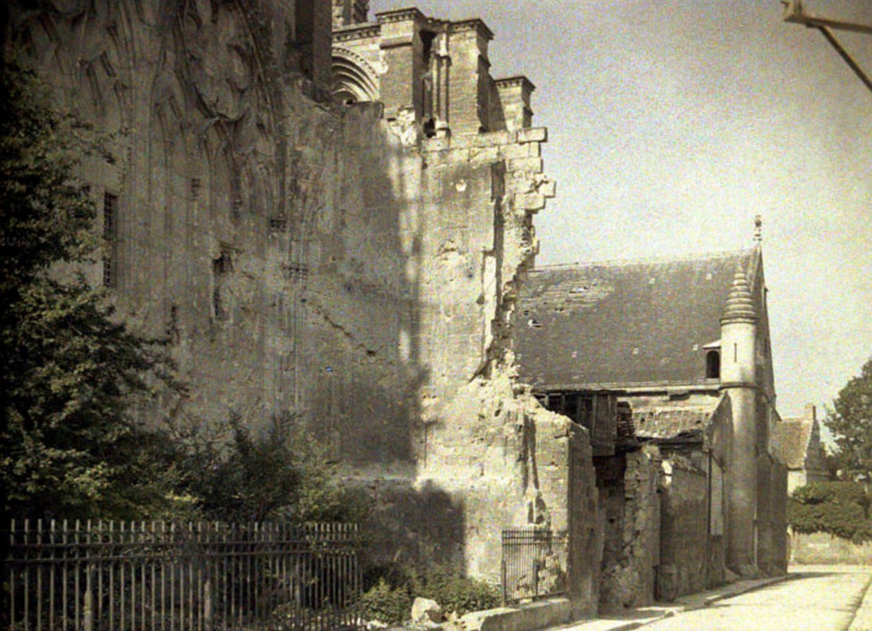 Den nordlige fasaden til Cathedrale Saint-Gervaise-et-Saint-Protais, startet i 1180 og alvorlig skadet under krigen, Soissons, Aisne, Frankrike, 1917 (autokrom) av Fernand Cuville
