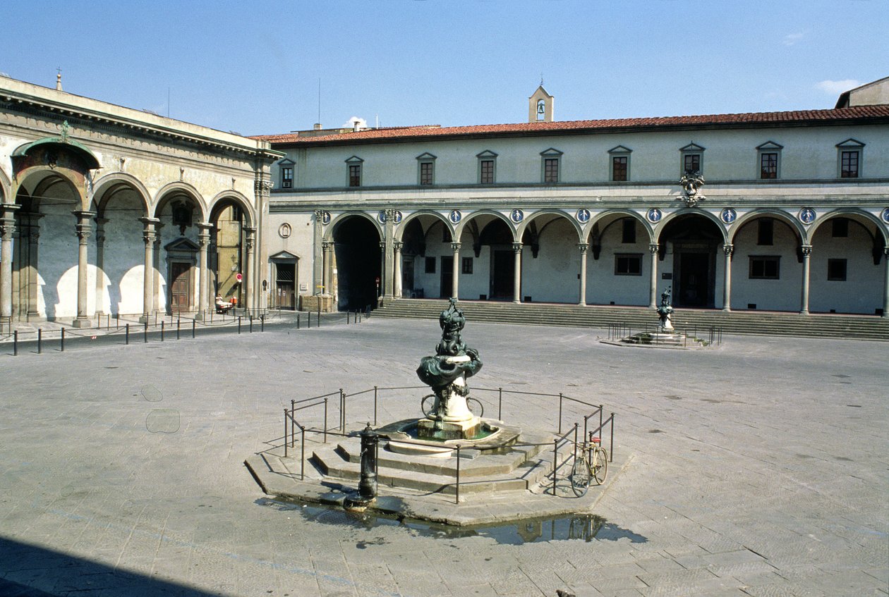 Utsikt over loggiaen til Ospedale degli Innocenti, bygget ca. 1420 av Filippo Brunelleschi