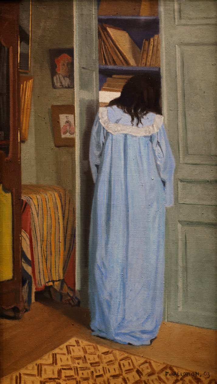 Interiør, kvinne i blått som søker i et skap av Felix Edouard Vallotton